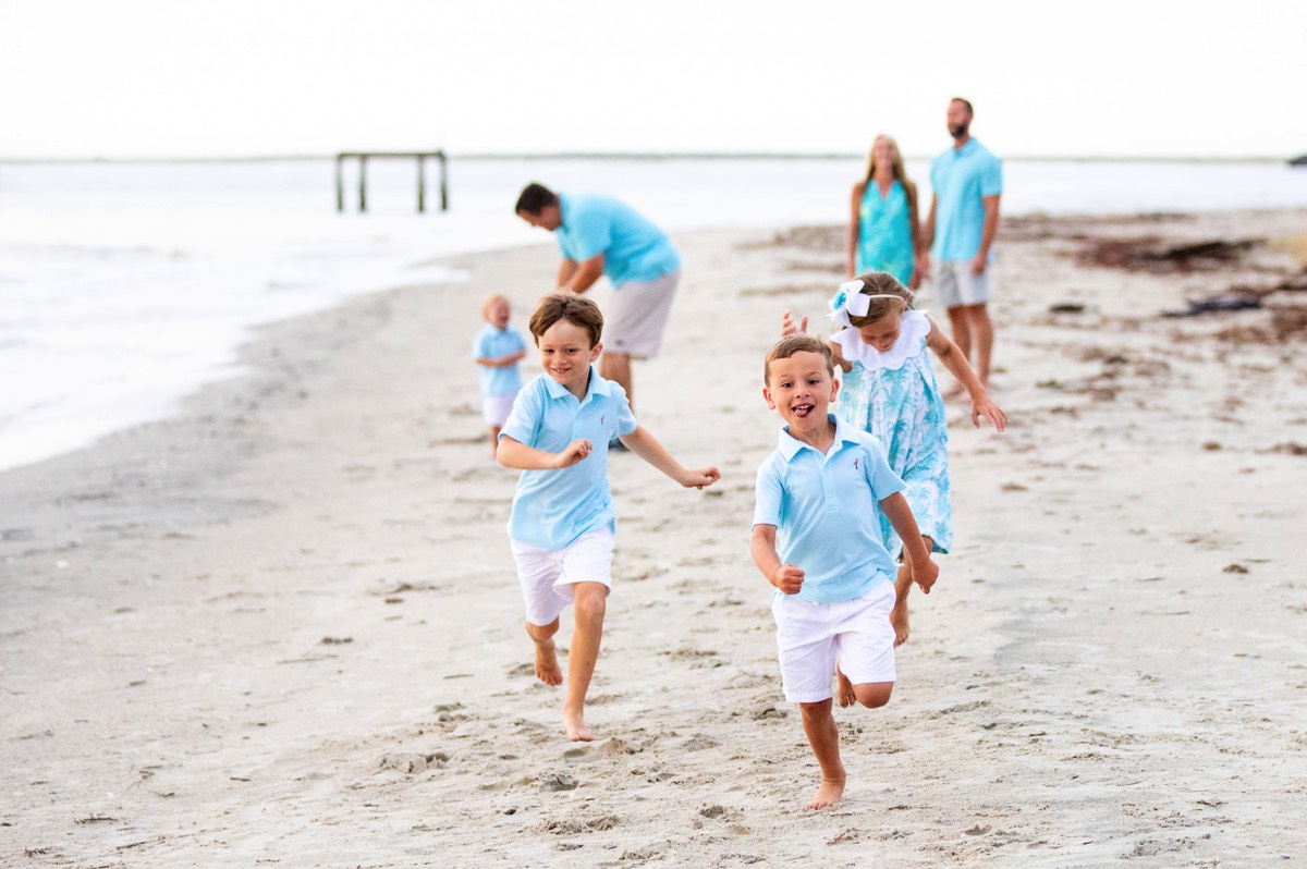kids running ont he beach -family portraits - family picture - family photography - wilmington nc family photogrpahers - chris lang photography