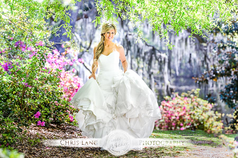 Picture of Bride in her wedding dress at Airlie Gardens