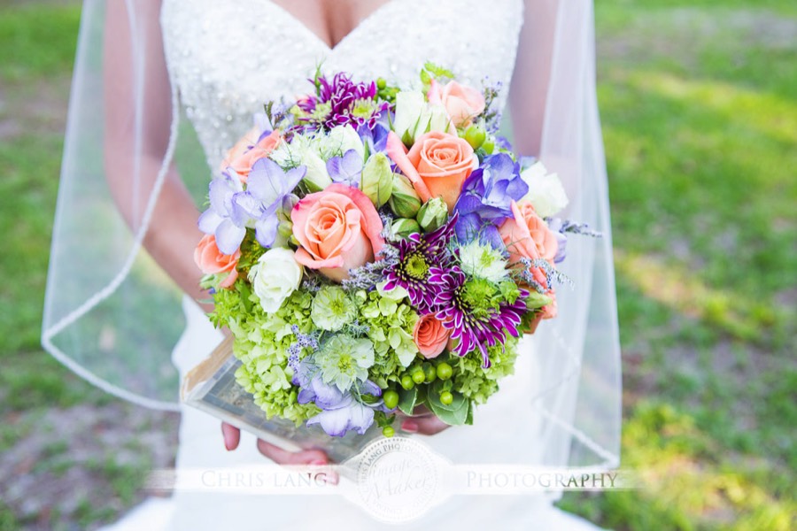 Pictureof Bride holding Wedding Flowers at Airlie Gardens